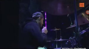 Песни звук поставим на всю и соседи не спят.