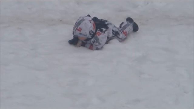 Реально по-детски   ( малыш кушает в снегу ).mp4