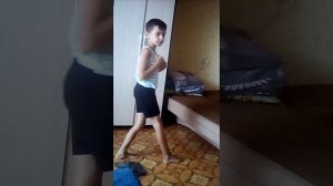 Oя показывают с тхэквондо 3 удара толио-чаги твит -чаги и паромбальтоо-чаги