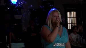 Подруга читает рэп на свадьбе. Очень трогательно.