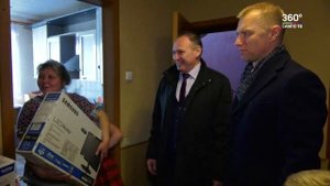 Многодетной семье подарили квартиру и технику