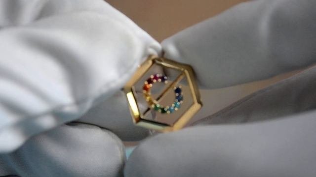 Золотая женская подвеска с первой буквой имени и драгоценными камнями