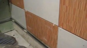 Быстрая укладка плитки на стену.