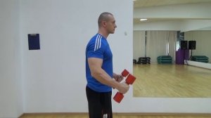 Бицепс с гантелями стоя, упражнение на бицепс