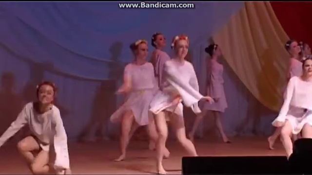 Танец "Девочка по городу шагает босиком" смотреть онлайн