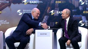 Путин и Лукашенко обменялись рукопожатием после слов Токаева о ядерном оружии