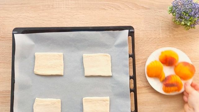 БЫСТРАЯ ВЫПЕЧКА из Слоеного теста! Слойки С ПЕРСИКАМИ! 5 минут! Легкий и идеальный завтрак!! смотреть онлайн