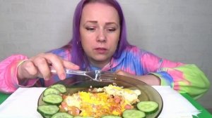 МУКБАНГ ЯИЧНИЦА/ Mukbang яйца жареные с колбасой и помидорами/ не АСМР| еда на камеру./