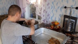 #РУЧНОЙ ПРЕСС#  Прессованое мясо из свинной головы. Первая проба ручного пресса.