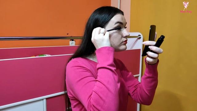 Алиса сильно хочет спать. Алиса проспала на занятия. Мама не может разбудить Алису.