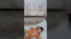 прикольно,малютка не хочет идти в садик.смешно.funny, the baby doesn't want to go to kindergarten