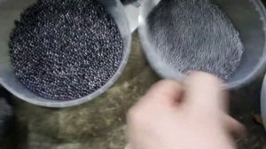 Подготовка свинца с бабитом к литью дроби.