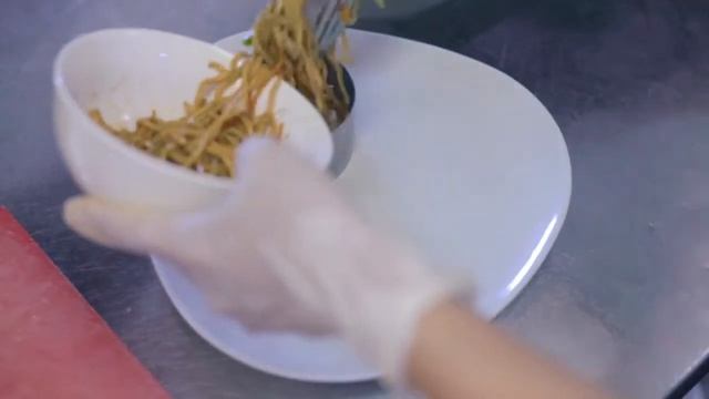 Куриная грудка, фаршированная шпинатом с соусом из запеченного перца и кокоса, со слегка обжареннои смотреть онлайн