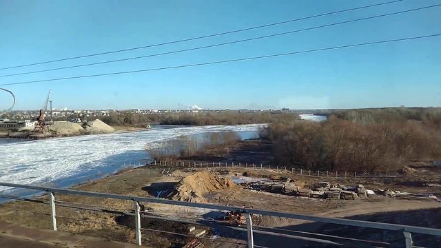 04.12.2022. Россия. Воронежская область. Лиски. По ж/д-мосту через реку Дон смотреть онлайн