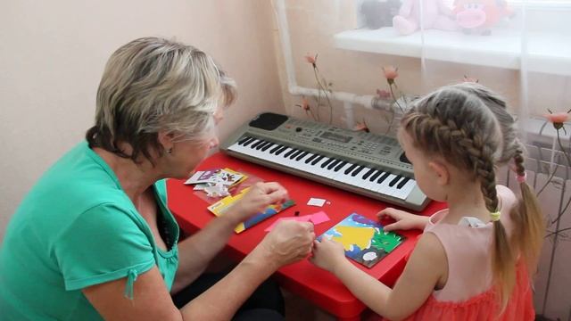 Лена с бабулей делаю аппликацию на морскую тему смотреть онлайн