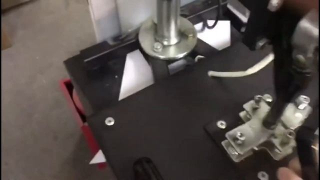 Нанесение рисунка на металлический жетон методом термопечати.