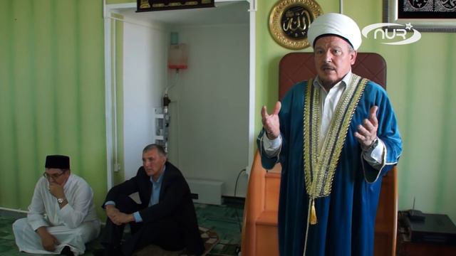 Рядом с мечетью посадили деревья смотреть онлайн