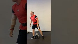 подъем тяжёлой гантели