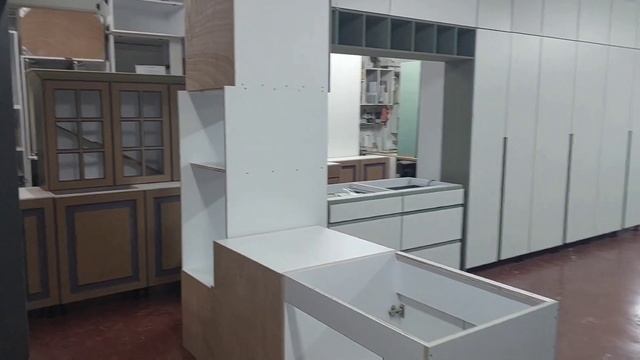 Классическая кухня. Кухня с интегрированными ручками . смотреть онлайн