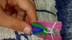 Как сплести из резинок перо