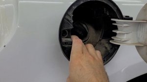 Как снять лючок бензобака Шкода Йети