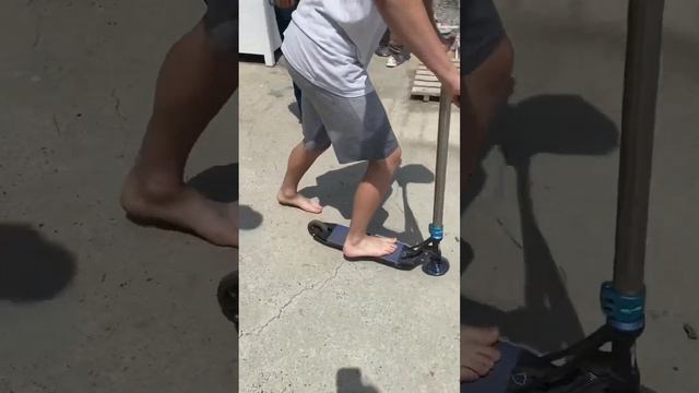 ?Без обуви? #скейтпарк #самокат #трюкинасамокате #scootering смотреть онлайн