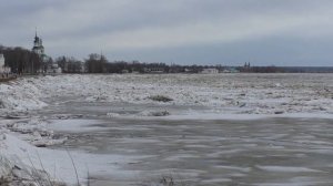 Ледоход на Сухоне 12 апреля 2023