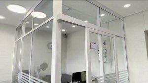 Создание зоны кабинета со звукоизоляцией в офисе стеклянными перегородками и дверьми