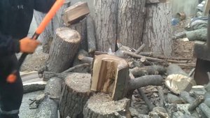Чем лучше колоть дрова, колуном или топором?