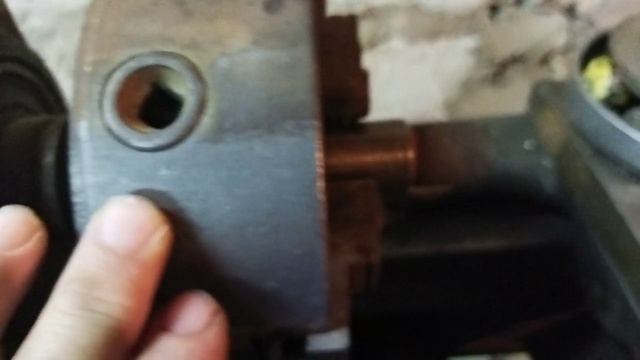Токарный станок по металлу своими руками часть 3 {прижимы каретки}