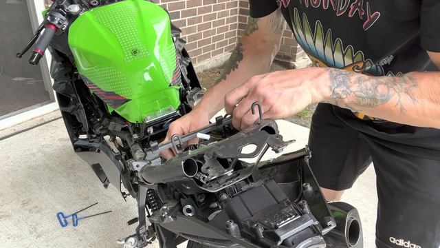 2022 Ninja 400 TST industries FENDER Eliminator Kit install смотреть онлайн