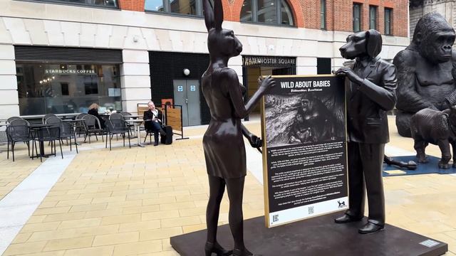 Площадь Патерностер в Лондоне | Красивые статуи животных | Мужчина делает селфи с гориллой | LSEG смотреть онлайн