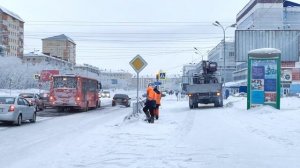 Воркутинские дорожники продолжают бороться с ледяной колеей.