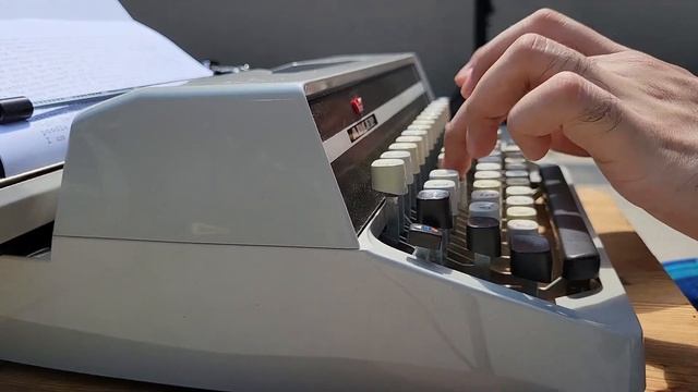 Typing outside on a 1970s Adler Gabriele 25 typewriter смотреть онлайн