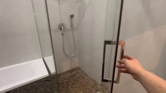 Стеклянная душевая с дверью, душевая М7 от Берустекло