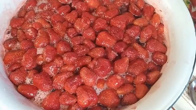 Ароматное клубничное варенье с целыми ягодками. смотреть онлайн