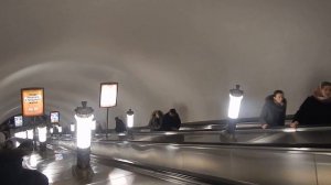 Спуск в метро Питера на станции Площадь Восстания