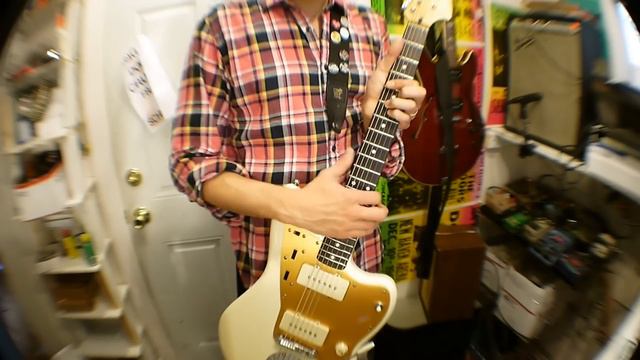 J Mascis Squier Jazzmaster Demo/Review with a Fender Musicmaster Bass Amp смотреть онлайн