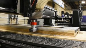 Торцевая обработка алюминиевого  профиля на фрезерно-гравировальном станке MultiCam Серии 5000