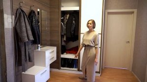 Оригинальная прихожая со стеновой панелью