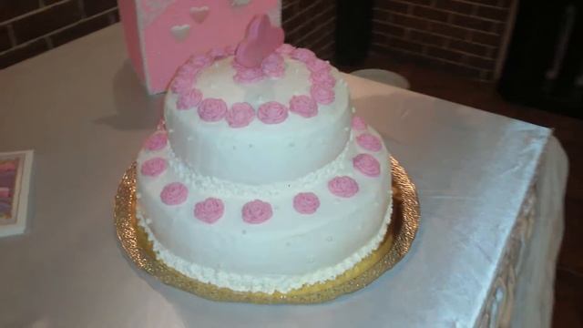 Свадебный торт украшен сливками смотреть онлайн