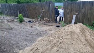 подготавливаем место для труб под новый забор/как сделать забор на болоте