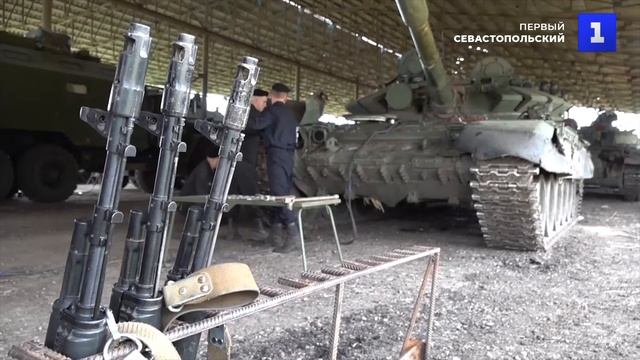 Российские военные чинят боевые машины в полевых условиях