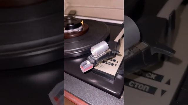 Проигрыватель винила Ария 102 играет с 1988 года смотреть онлайн