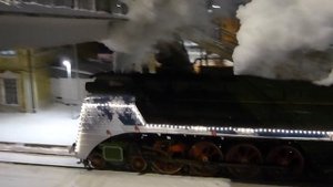 поезд Деда Мороза( паровоз п36 ) отправляется со станции Иваново.