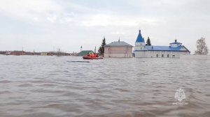 Спасатели МЧС России продолжают борьбу с водной стихией и оказывают  помощь жителям