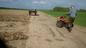 Дисковый окучник для мотоблока в работе