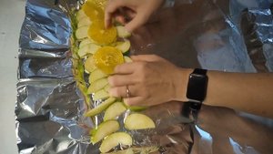 Запекаем утиные грудки с яблоками и апельсинами в фольге
