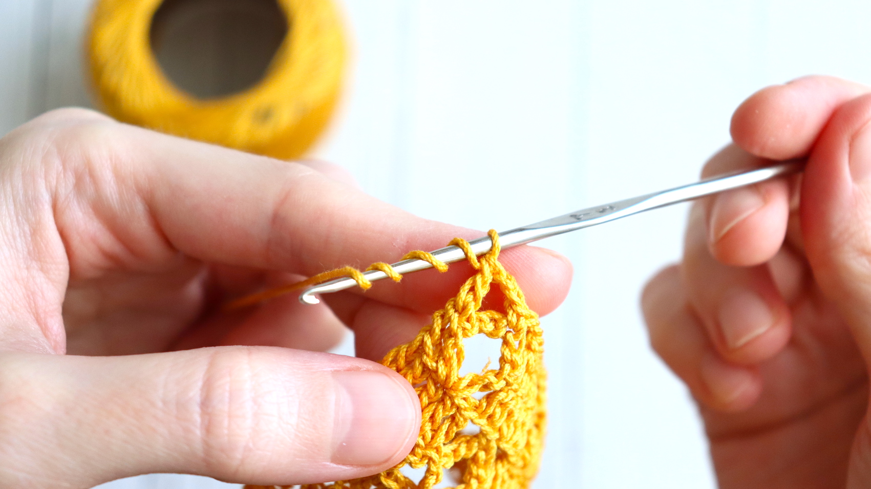 Попробуйте связать изделие этим простым узором крючком. Смогут даже начинающие рукодельницы смотреть онлайн