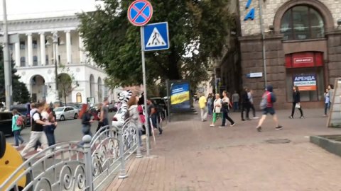 Используем FindFace на проходящих мимо людей